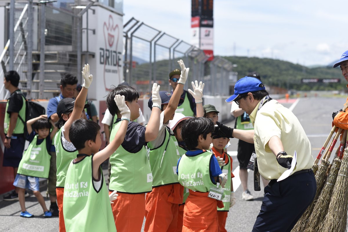 fswpress's tweet image. SUPER FORMULA夏祭り🏮
ふりかえりフォトギャラリー
【イベント編】

暑いながらも美しい空模様に恵まれた3日間🌞
たくさんのお客様が縁日やイベント、キャンプなどを楽しんでくださいました！

最後はアフターレースグリッドパーティーで大盛り上がり🪩
#SFormula
