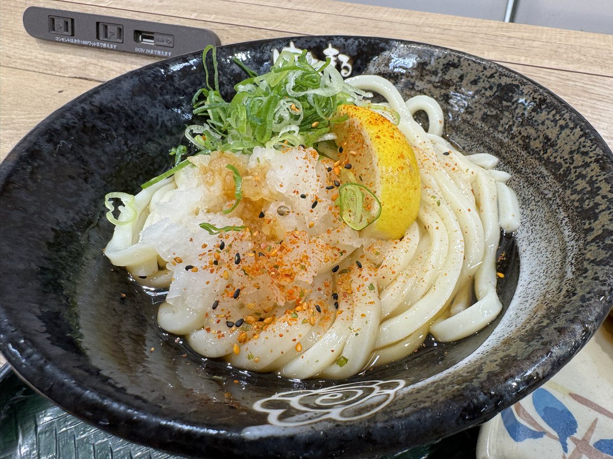 sssgmiso's tweet image. はなまるうどん、かけ小が昔100円だったのが壁ポスターに360円！って「お安い」みたいに書かれてたのエグすぎて笑っちゃった。360円って昔の1ドルじゃん。その時代に戻るぐらい弱体化したのかなジャパン。