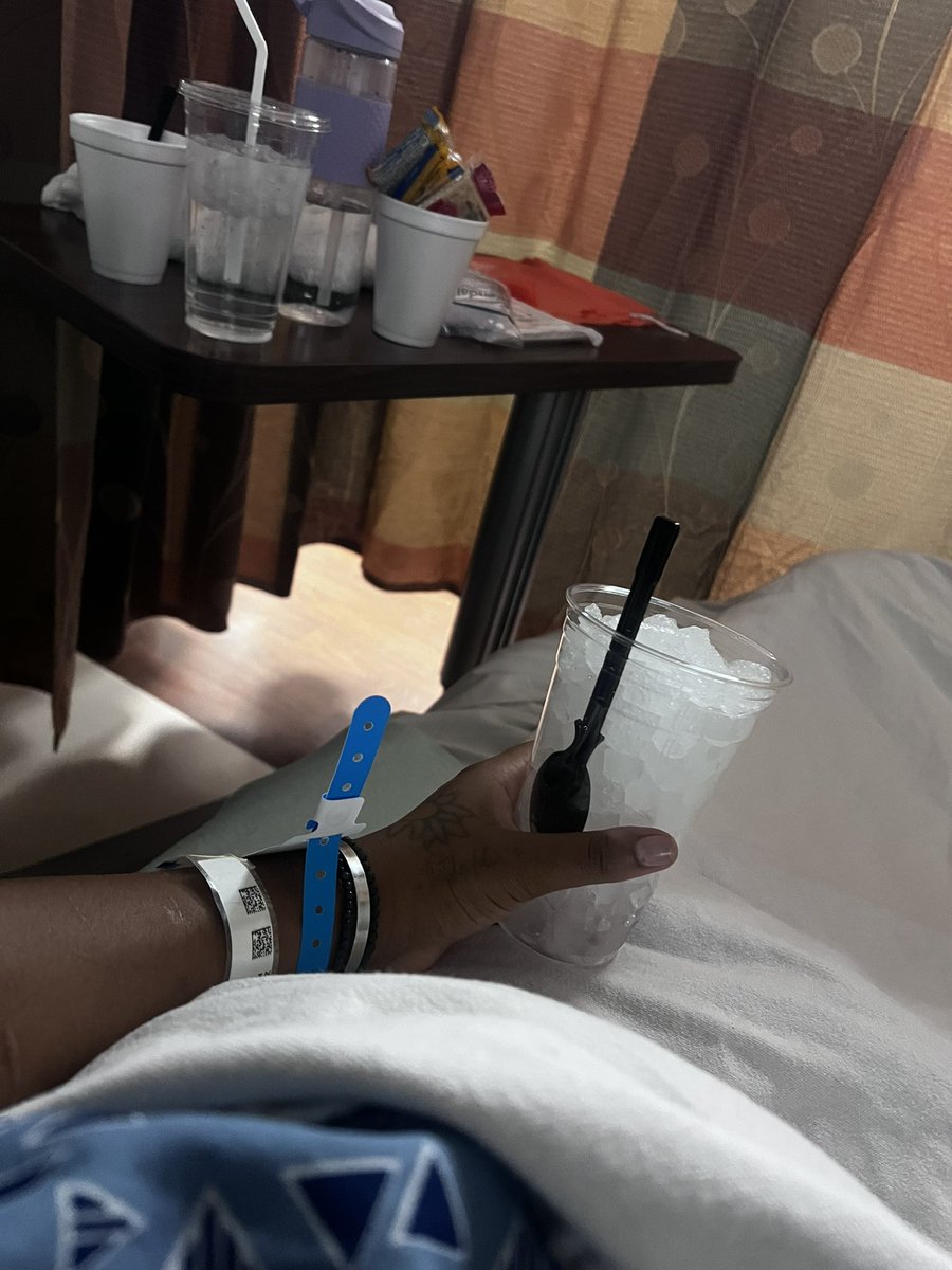 moody_thot's tweet image. Back with blood pressure of 160/184
Pray for me because I can’t have this baby this early.