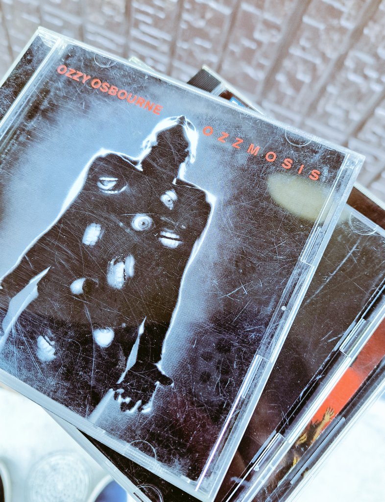 YoBairo128's tweet image. 会社の先輩に借りました
Black SabbathとOzz🎧