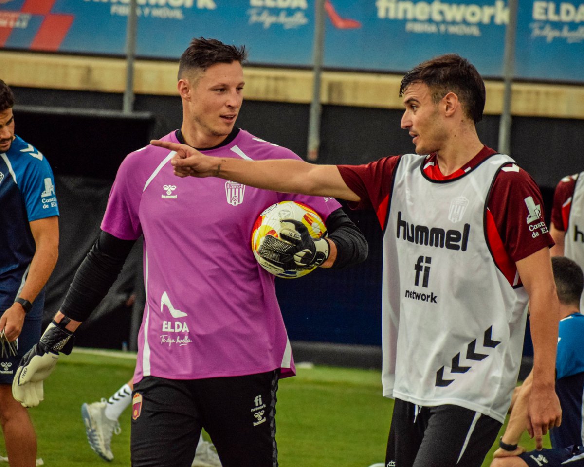 CD_Eldense's tweet image. 😁 ¡Feliz sábado! ¿Cómo estáis? ¡Vamos a por el último entrenamiento de la semana! 🏋🏻♂️
#EldaLateEnAzulYGrana #AupaDeportivo