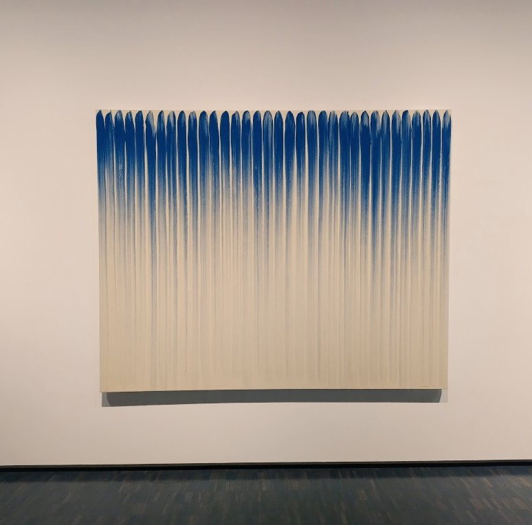 kanimamesan's tweet image. 東京国立近代美術館
コレクション展
李禹煥
《線より》
初めは
なにこれ?意味わからん…だったけど
じっくり観ていると
目の前に不思議な空間とそこに存在する美しい色と動きと力が感じられた
私が呼吸すると揺らぐ青
別に意味わかんなくてもよくね
この美しい世界を味わえればって思うようになった