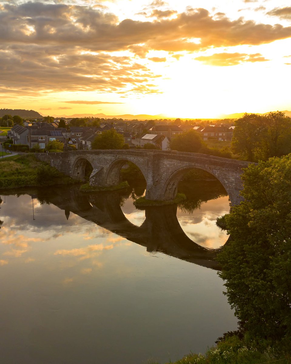 GaelAmadan's tweet image. Oidhche mhath folks, I'm calling it a day,enjoy the rest of your evening, see you tomorrow, stay safe,sleep well.
1. Black Loch, miles into the Dava moor and surrounded by hills.
2.East Sands, St Andrews.
3.Sunset at the Stirling Old Bridge.
4. St. Monans pier, East Neuk of Fife.
