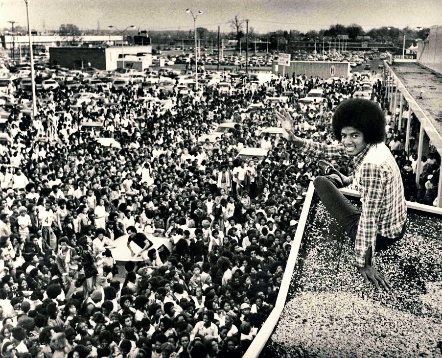 Quote31490249's tweet image. A young Michael Jackson looking down from a rooftop at 10,000 fans in Memphis Tennessee the scene quickly got chaotic with fans attempting to climb the building to reach him. Forcing MJ and his brothers to leave via a helicopter