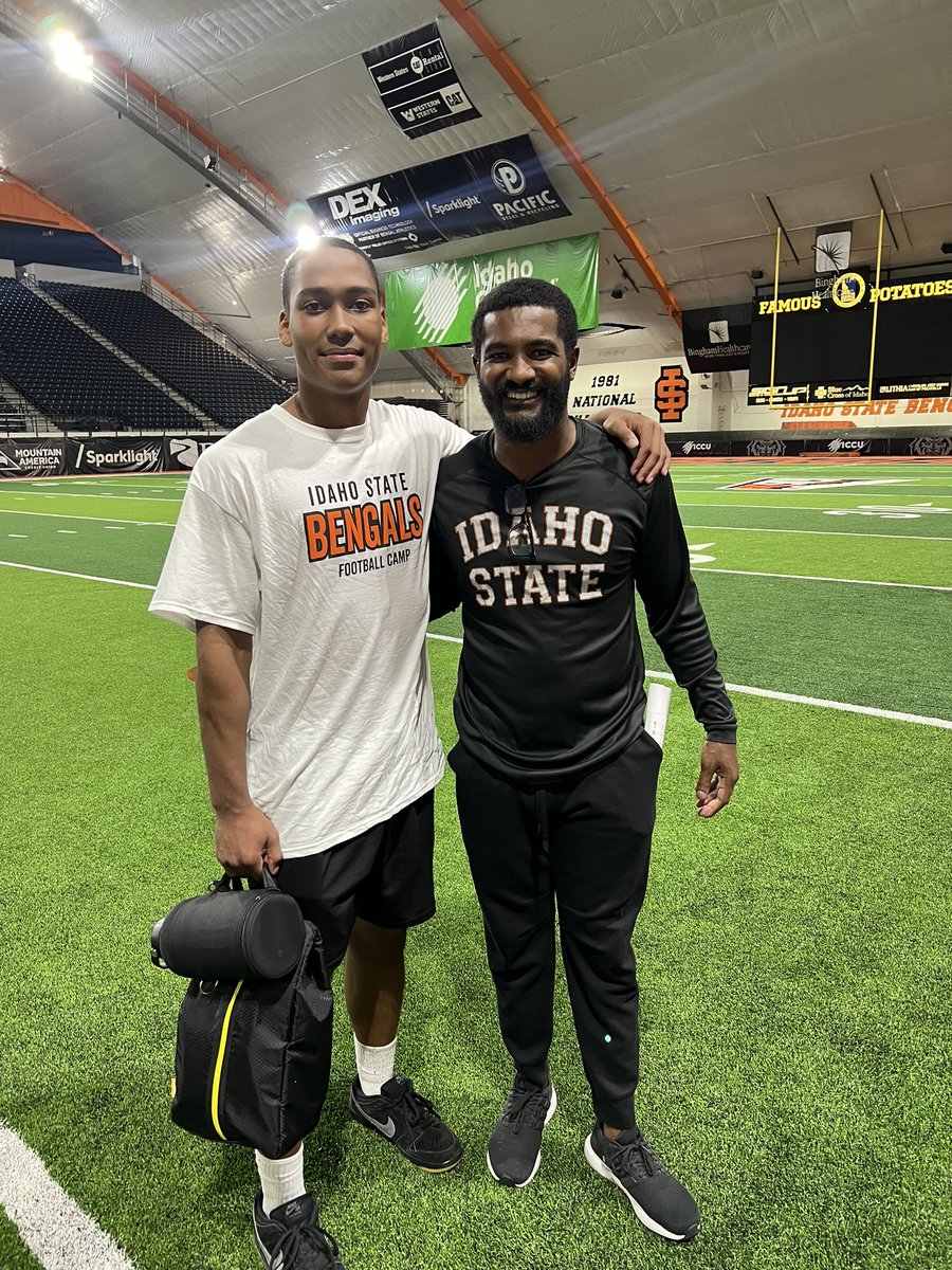 Shanden_Jr's tweet image. I am very glad to have met Coach @DevinRHoliday after competing and showcasing my skills today at the @BengalGridiron camp. #RoarBengalsRoar