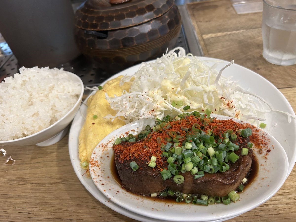 plenusdoor's tweet image. トンテキのサル食堂でなんと限定のチャーシュー定食Σ(ﾟдﾟ|||)

箸で崩れるホロホロジューシーなチャーシューにネギだくに毛沢東スパイス
そして安定のだし巻きオムレツ(*´д｀*)ﾊｧﾊｧ
こりゃおひつお代り必須やw
夏バテ行方不明www