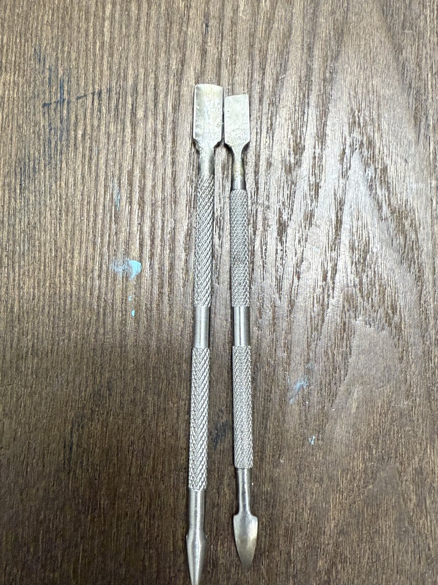 BearClaw_16's tweet image. The tools are crazy for size difference. The right one is the old tool the left is the newer tool. You can tell the dabs have gotten bigger 🤣🤣🤣🤣
