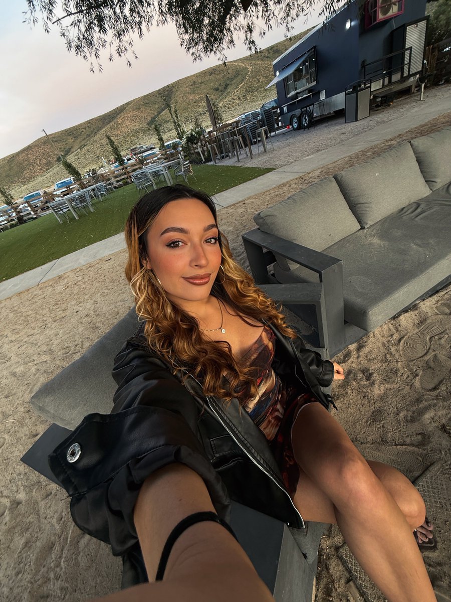 stephskiii_'s tweet image. do i clean up nice