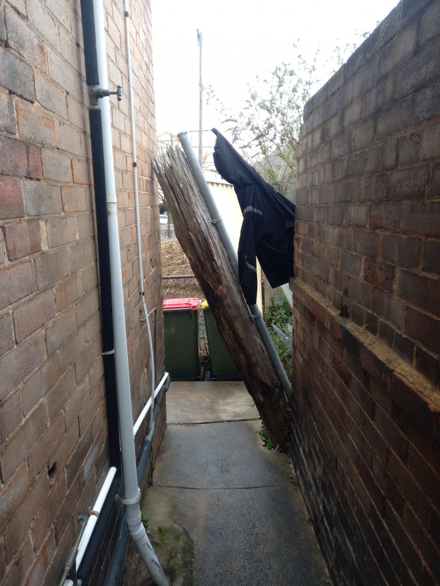 David_J_Harley's tweet image. Well, a quick trip to the shops was delayed, I suppose I did want a gate on the street entrance.