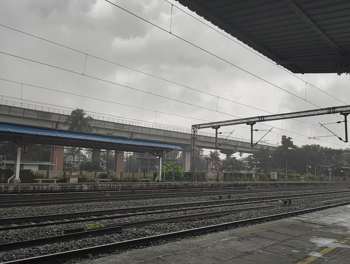 limirose's tweet image. Train gazing at trtr...
The great Indian saga with a 35 min delay!