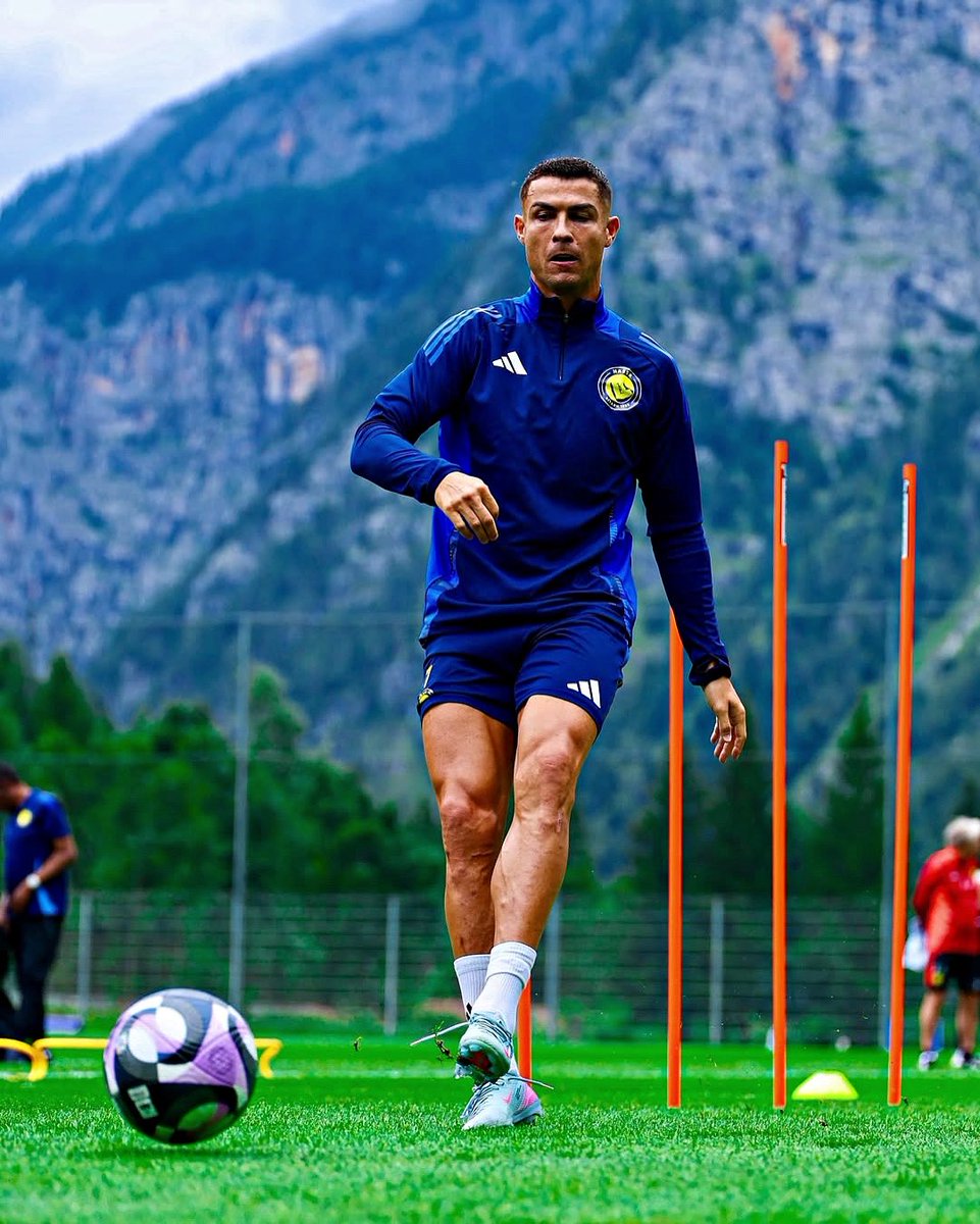 Juezcentral's tweet image. No, no es una foto cualquiera. Es Cristiano Ronaldo empezando entrenamientos para disputar su temporada número 24 como profesional, con 40 años.
Sonríe la esférica, sonríe la muchachada. Hasta el último día.