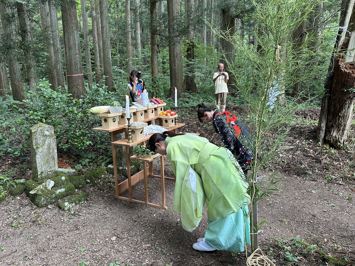 tazawako's tweet image. 【辰子まつり】
辰子まつりは、辰子生誕の地にてその年の辰子役を紹介する墓前祭(神事)から始まります。
地元の若い衆「辰子を守る会」が伝説を受け継ぎ、守り続けています。
#423m
#仙北市
#田沢湖
#たざわ湖龍神まつり