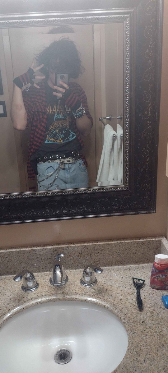 someonsstupid83's tweet photo. Buhhh someone txt me #uwu #emoboy https://t.co/NXZgwe5MD8