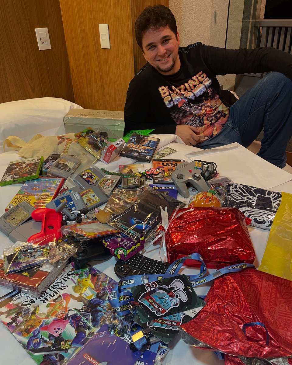 SrWilsonCCA's tweet image. Esse foi o saldo do primeiro dia da RetroCon.
Comprei bastante coisa, mas muuuuuita coisa foi presentes dos inscritos.
E bah, fico até sem jeito pelo pessoal ainda ter esse carinho por nós.
Obrigado demais, vcs não tem noção o quão feliz vcs deixam esse velho Youtuber.