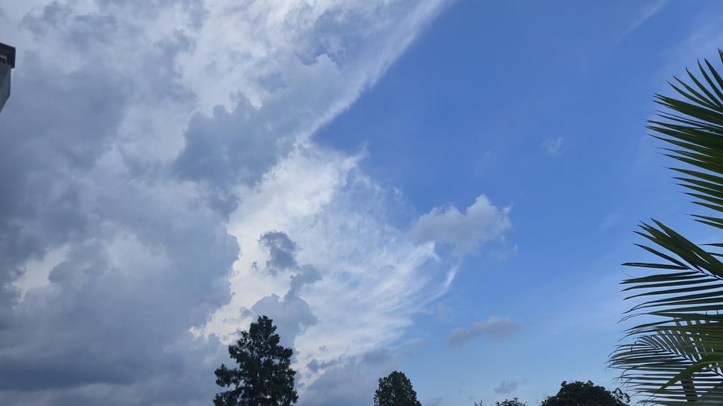 therealmcruger's tweet image. Look at this , right before a storm. Hmmmmmm