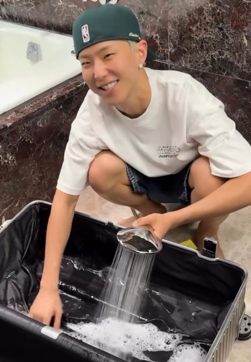 17CARATS_INA's tweet photo. [#SVTMI] Tragedi shampo dan koper Hoshi dan curhat diweverse “seberapa dekat kamu dengan idolamu?”😂

[https://t.co/0lj1ta3ukn]

Jadi pada tanggal 25 kemaren HOSHI update diweverse & Instagram dengan beberapa insiden yang lucu bgt tapi kasian juga😭🙏 Katanya shampoo yang dia bawa meledak di dalem koper terus Hoshi nunjukin gimana dia cuci koper Rimowa-nya yg kena tumpahan shampoo itu.

Ga berhenti disitu, Hoshi update weverse dan kasih liat kalo celana dia kena tumpahan makanan juga sampe dia bilang "Ada apa dengan hari ini.." 

AIGOO HOSHI-Ya hidup emang kadang kiding

@pledis_17 #SEVENTEEN #세븐틴
