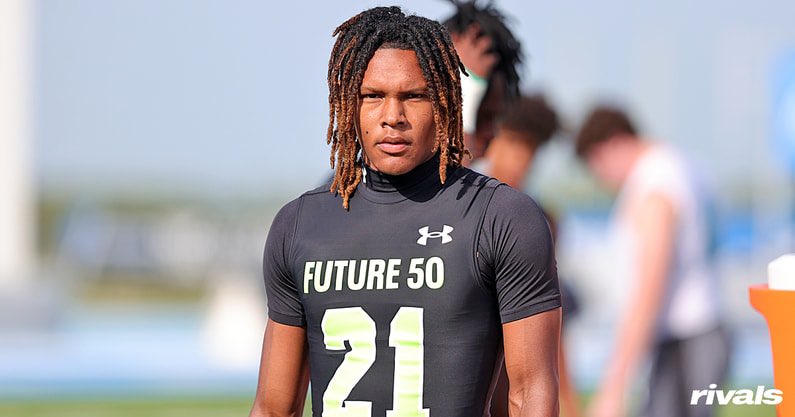 InsideTexas's tweet image. 🎥WATCH: Recruiting Scoop — Texas Eyes Game-Changing Corners in 2027
Our @justinwells2424 & @josephcook89 look at Longhorns DB recruiting in 2026 and 2027 this week. Dive in.
VIDEO + summary: on3.com/teams/texas-lo… (FREE) @Rivals