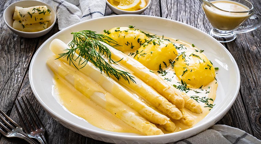 생각해보니 독일에도 맛잇는것이 있다

4월의 흰 아스파라거스 엄지손가락만한 것을 껍질을 벗겨 감자, 베이컨과 볶은다음 홀랜다이즈 소스를 뿌려 먹으면 존맛인것임... 그 계절엔 도미노피자에서도 아스파라거스 피자를 팔았지