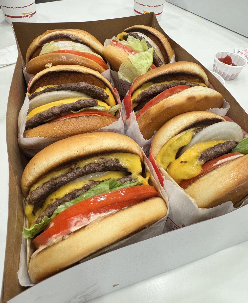 shoogoo0's tweet image. 目の前に大谷翔平選手の大好物とされるインアンドアウトのハンバーガーがあります。さて絶賛ダイエット中の私は以下の選択肢からどれを選ぶのか…
▶︎食べる
▷食べる
▷食べる