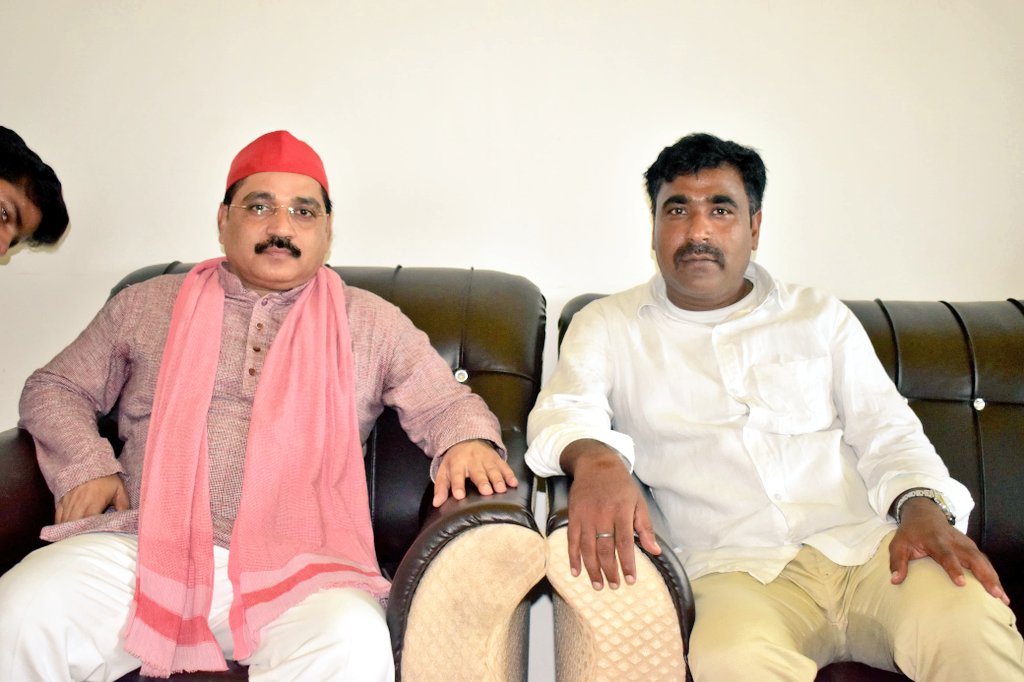 Manoj_Yadav_'s tweet image. परिंदों को उड़ान भरना अभी बाकी है,
आसमान को नापना अभी बाकी है।
मत सोचना कि ऊंचाई कितनी है,
अभी पंखों की पहचान करना बाकी है।
@yadavdarasingh1