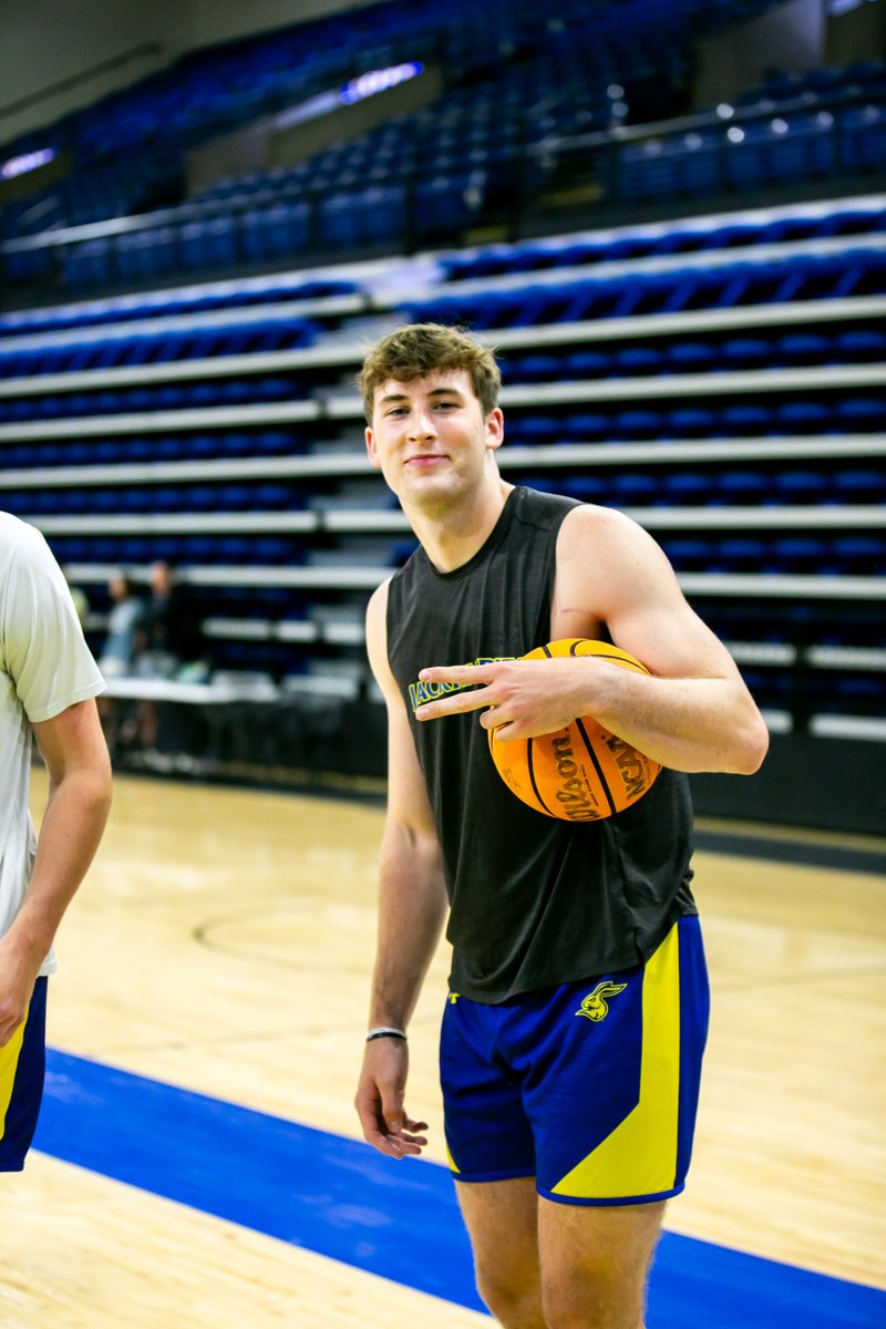 GoJacksMBB's tweet image. Solid summer. Back to it together in one month. 

#GoJacks 🐰