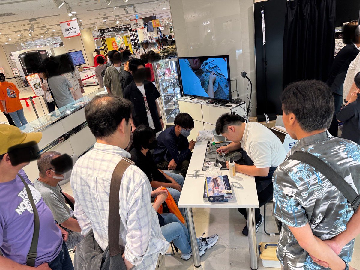 hobby_marche's tweet image. 7/28(月)まで阪急うめだ本店9階催場で
#プラモデル ・ラジコン・鉄道模型の
イベント開催中
塗料メーカVIC @VIC16000850
デモンストレーション中です
午後は13時から
会場内、プロモデラー作品の展示販売
エリアです
#RAYWOOD ニトロコンプで塗装も