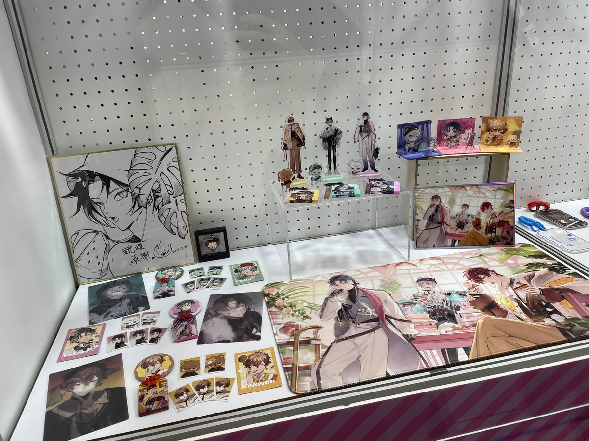 今天還會開放貼便條紙留言活動喔!!有來的可以參加!~可以寫便條紙貼在活動背板上&gt;&lt; 附上CaKano的出道周邊們~