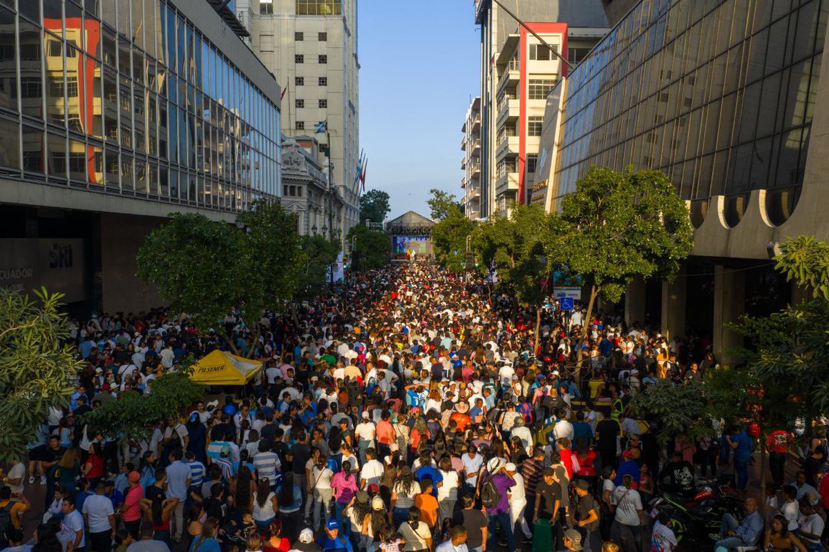 VivianaVelozEc's tweet photo. Guayaquil es símbolo de resistencia y lucha. Hoy participamos en la Sesión Conmemorativa por los 490 años de fundación de Santiago de Guayaquil. El acto solemne dio inicio a una jornada cargada de simbolismo, reconocimiento y compromiso ciudadano. Como lo expresó @aquilesalvarez en su discurso, "Guayaquil no suplica ni se detiene: resiste y se transforma con obras, justicia social y decisión". #GuayaquilDeMisAmores