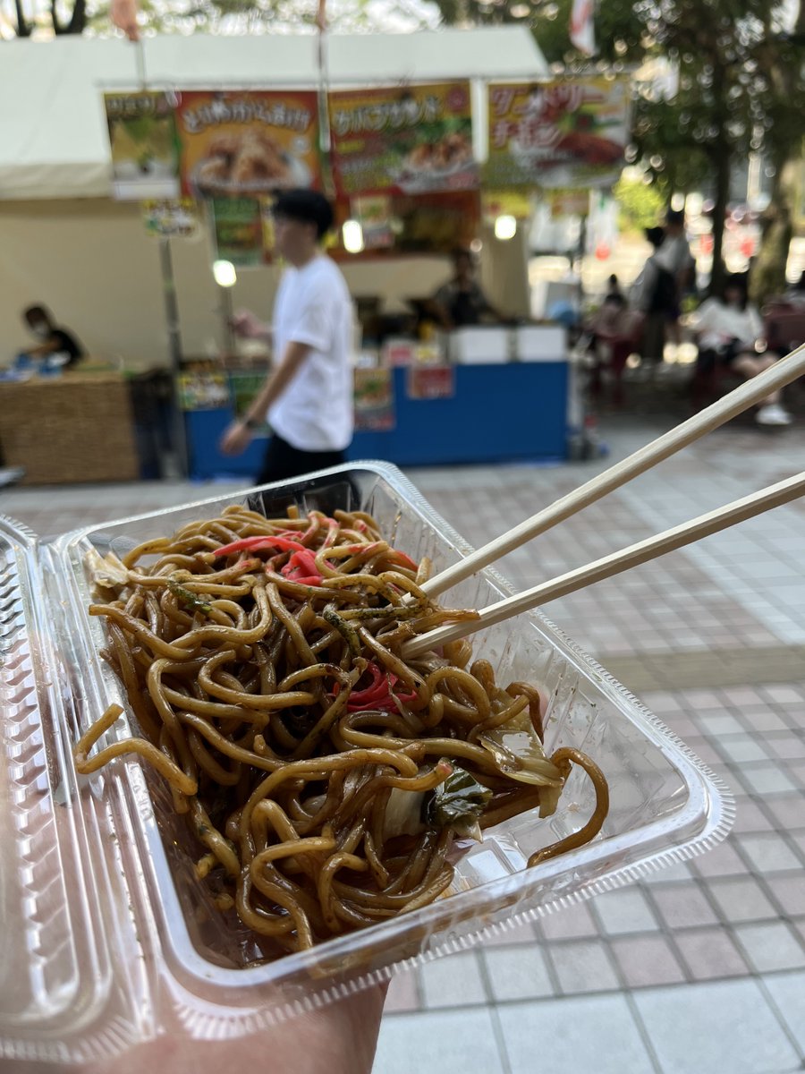 RionHuster's tweet image. 出店の焼きそばって、なんでこんなに美味いんだろう