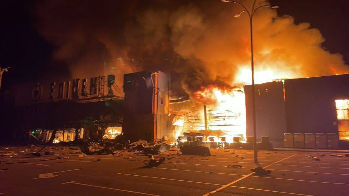 OlgaK2013's tweet image. Relentless russian terror of the Ukrainian cities continues:
Russian missiles have hit a residential high-rise in #Dnipro and a shopping mall in #Kamianske.
#Kharkiv is undet the gliding bomb attack.