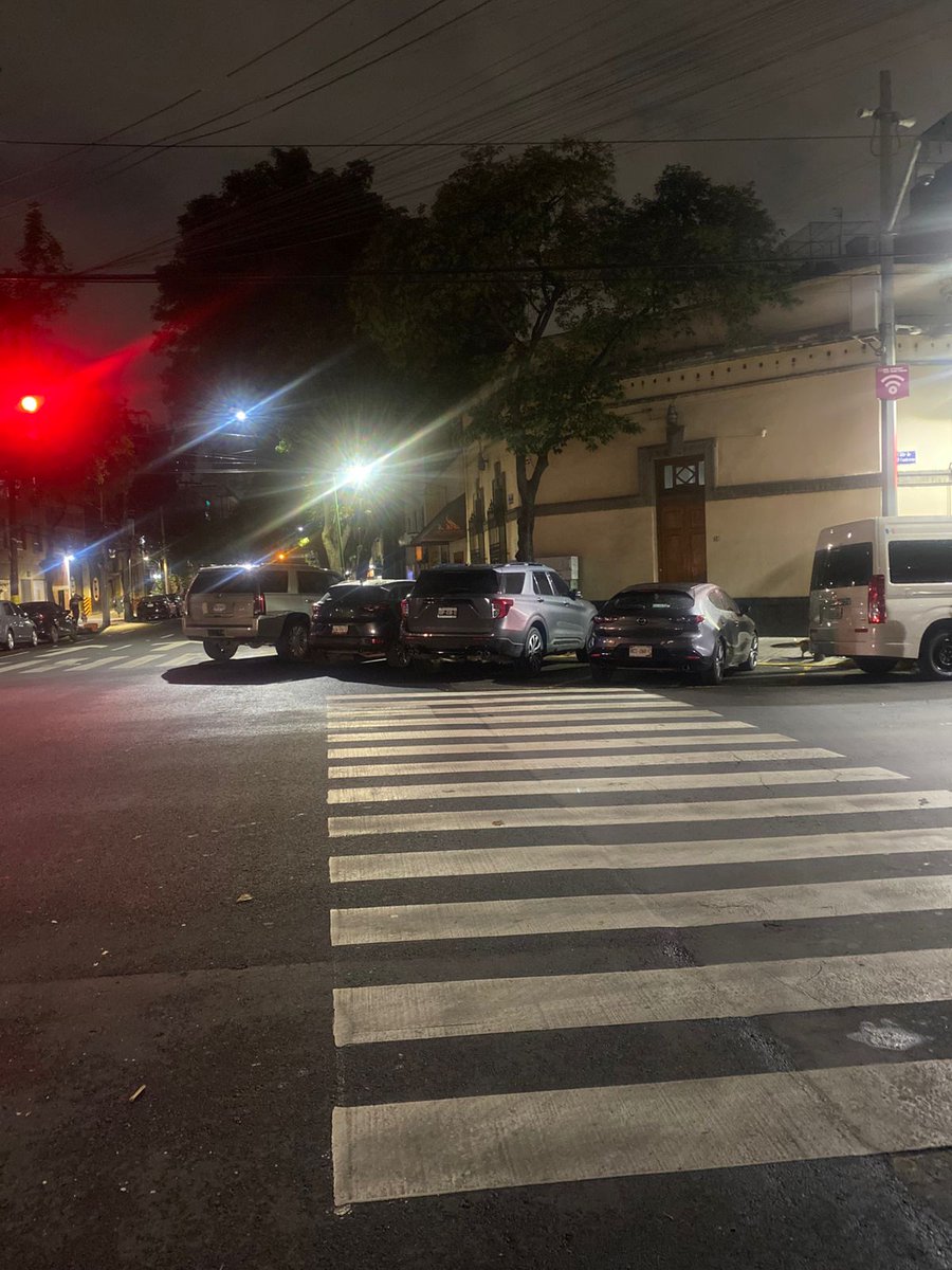 zandunga__'s tweet photo. @AlessandraRdlv @AlcCuauhtemocMx
Cada que hay función de teatro en la colonia San Rafael, los franeleros estacionan autos obstruyendo el paso peatonal o rampas.
Por favor urge intervención, el paso para el peatón y personas con discapacidad queda bloqueado. https://t.co/FLQriiriW4