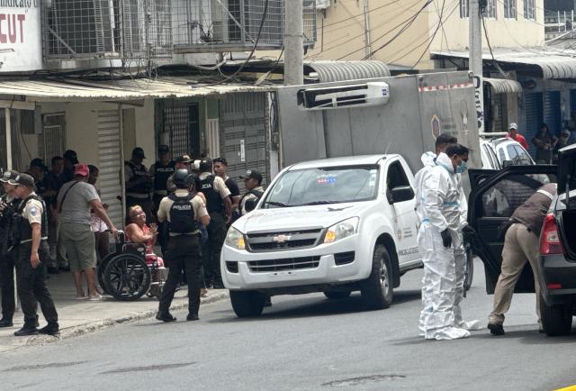 DiarioExtraEc's tweet image. #Manabí | “¡Ay, mi hijo no, mi hijo no!”. El grito de una mujer en silla de ruedas rompió el silencio en la escena del crimen. Era la madre de Víctor Jhonson Loor Villegas, de 30 años, a quien 'bajaron' con al menos siete disparos hoy en la parroquia Tarqui, en Manta. 🚨
Amplía…