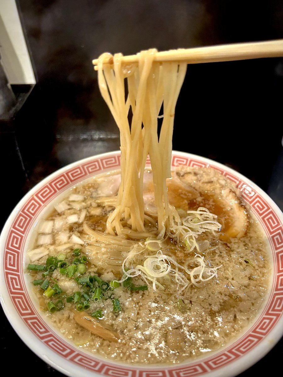 KOTAPAPA921's tweet image. 湯河原の有名ラーメン屋で腕を磨いた方が営む『らぁ麺 もち月』
修行先の風格が見え隠れする
【背脂煮干らぁ麺】エグ味の無いコク深いスープ🔥 麺は柔らかめながらも しっかりとした食感でスープとの相性の良さをアピールしています✨卓上には胡椒すら無い このままでどうぞスタイルが自信の表れです⭐️