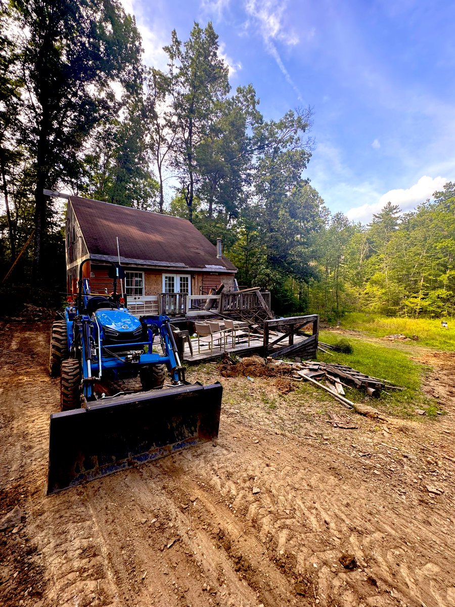 ReefSixtyNine69's tweet image. Well, I have officially started renovating my House. Going to take a while due to my, umm, “imperfection”. But I am determined to get it done.
Last pic is my Artesian Well, .0004 pure water. Mom’s house got tested at 4.0 as an example. People come from miles around for it.