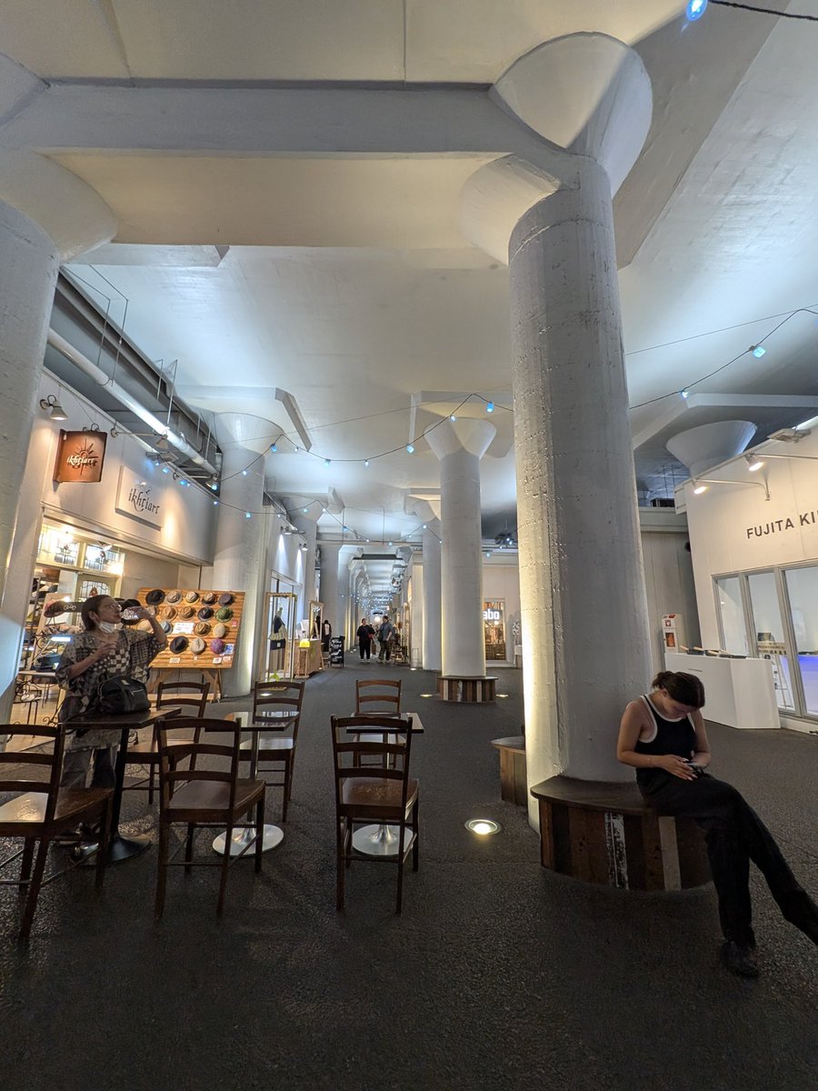 mikkinsey's tweet image. 秋葉原駅と御徒町駅の間の高架下はアキオカ アルチザン という「ものづくり」をコンセプトとしたショップ・ギャラリーが並ぶ。立ち飲み屋さんとか儲かりそうな立地だけどあえて軸をズラしてると思われ。温暖化で高架下の価値は年々、上がっていくと思う。#2K540