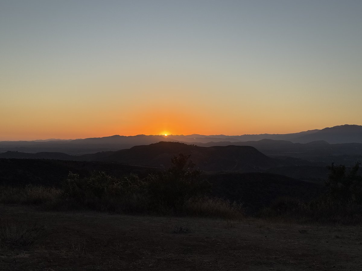 DrCrinks's tweet image. watching the sun cross the horizon in real time is kinda crazy