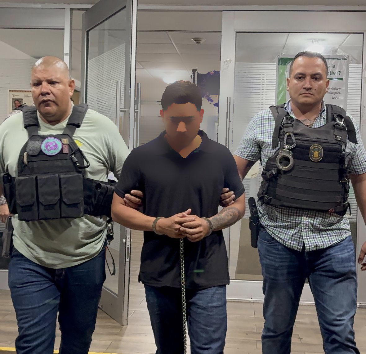 felyxmarquez's tweet image. Anoche en el concierto de La Adictiva; hoy enfrenta dos años de prisión preventiva por el feminicidio de Claudia Alondra. Luis Gustavo N fue detenido tras 8 años prófugo, gracias a un reporte ciudadano en #Veracruz.
📸 @VictorToriz