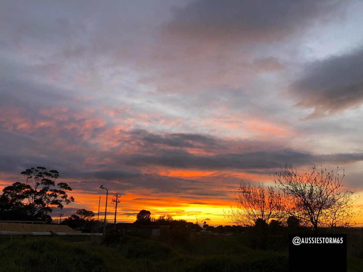 aussiestorm65's tweet image. Sunrise - Saturday 26th July 2025

#sunrise #StormHour #VicWeather #winter #nofilter #Geelong