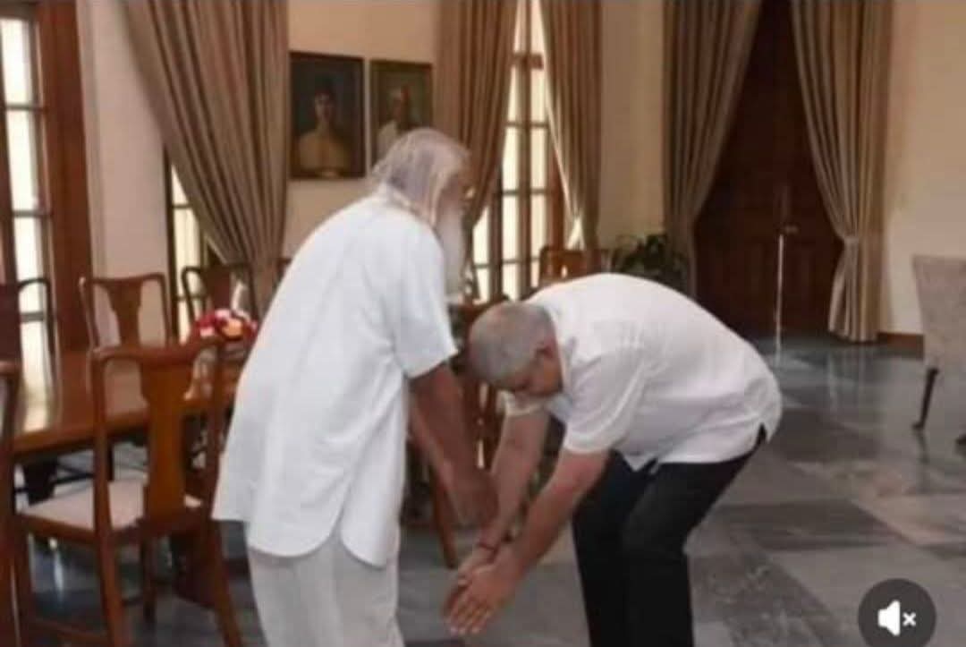 कृष्णपालसिंह भाटी गूजरावास (@kepibhati2) on Twitter photo जो व्यक्ति कभी प्रधानमंत्री श्री नरेंद्र मोदी के आगे नहीं झुका,
वह आदमी पूज्य भगवानसिंहजी रोलसाहबसर के चरणों में नतमस्तक,
दोनों में कितनी आत्मीयता थी,दोनों एक दूसरे का सम्मान करते थे,
आज के दौर में ऐसे विरले कम ही होते है,
शानदार छायाचित्र
#KYS #VP #
<a href="/VPIndia/">Vice-President of India</a> जो व्यक्ति कभी प्रधानमंत्री श्री नरेंद्र मोदी के आगे नहीं झुका,
वह आदमी पूज्य भगवानसिंहजी रोलसाहबसर के चरणों में नतमस्तक,
दोनों में कितनी आत्मीयता थी,दोनों एक दूसरे का सम्मान करते थे,
आज के दौर में ऐसे विरले कम ही होते है,
शानदार छायाचित्र
#KYS #VP #
<a href="/VPIndia/">Vice-President of India</a>