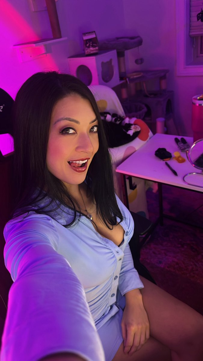 babe, wake up! ooboo is streaming rn!! 
twitch .tv/ ooboochoo  👀‼️