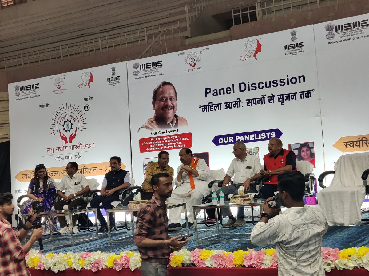 Lubmpoffice's tweet image. इंदौर में आयोजित स्वयं सिद्धa प्रदर्शनी का अवलोकन करते हुए माननीय मंत्री महोदय श्रीमान चैतन्य काश्यप की
@ChetanyaKasyap @DrMohanYadav51 @PMOIndia @rashtrapatibhvn