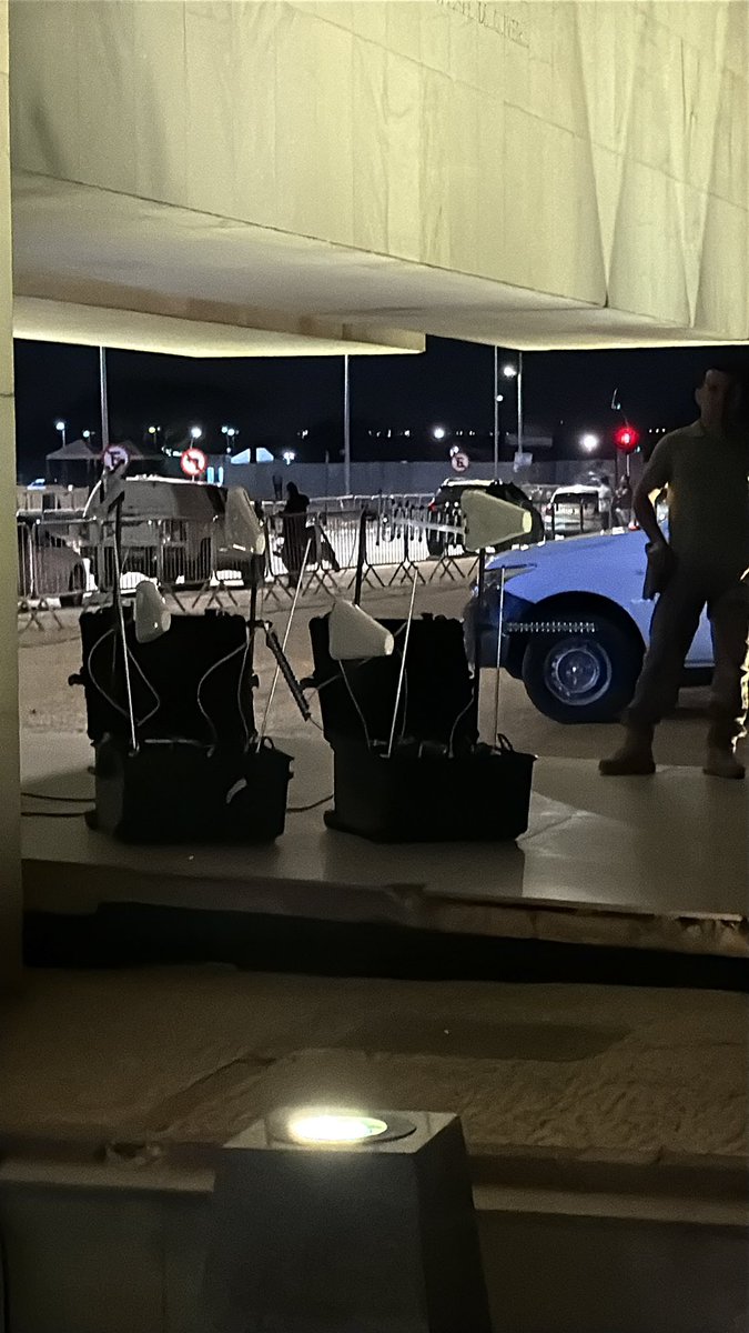 depheliolopes's tweet image. Estamos bloqueando todos os sinais, ficaremos sem sinal.
Mais de 20 carros de polícia cercaram a praça dos 3 poderes!