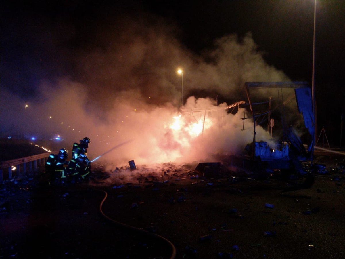 AlertaZeta's tweet image. Incendio de camión que transportaba sprays de pintura en las Rozas