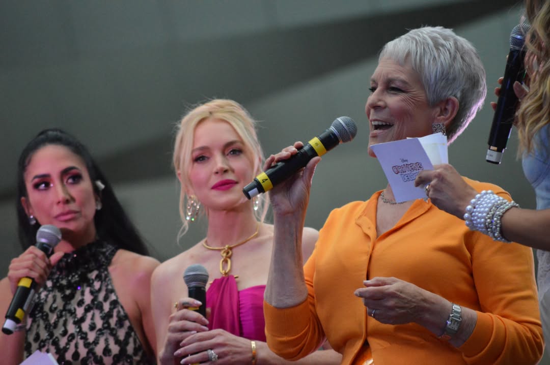 ANMTVLA's tweet image. JamieLee Curtis y Lindsay Lohan llegaron cantando y bailando a la alfombra morada de la premiere en #México de la película de #OtroViernesDeLocos, celebrada ayer en Toreo Parque Central. 😁
22 años de la primer película, esta secuela se estrenará en cines el 7 de agosto. 🍿