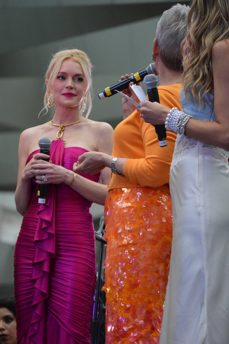 ANMTVLA's tweet image. JamieLee Curtis y Lindsay Lohan llegaron cantando y bailando a la alfombra morada de la premiere en #México de la película de #OtroViernesDeLocos, celebrada ayer en Toreo Parque Central. 😁
22 años de la primer película, esta secuela se estrenará en cines el 7 de agosto. 🍿