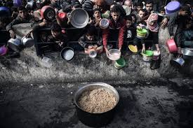 mmd1235793's tweet image. درحالی که فاجعه قحطی و گرسنگی در غزه به سطح غیرقابل وصفی رسیده، مردم این باریکه می‌گویند گرسنگی چهره افراد را زیر و رو کرده و ما گاهی چهره نزدیکانمان را هم تشخیص نمی‌دهیم اما با این وجود دست از مقاومت و ماندن در سرزمین خود نخواهیم کشید.
#حب_الحسین_یجمعنا
#ملت_حسینی
