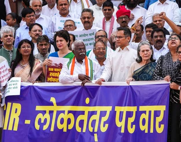 देख रहा है विनोद....कैसे मराठी बोला जा रहा है...🙂‍↕️