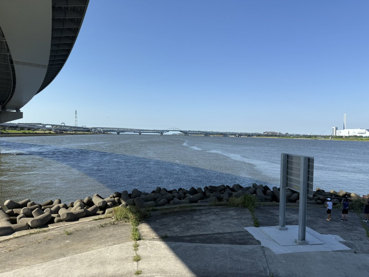 fWAnqPH5nWfDlsF's tweet image. おはようございます🥰
今日も🕟に起きて東京湾河口(中州)へ
愛車TREK🚴とともに
朝食は8枚切り2枚、茹で卵🥚2個、バナナ🍌2本、牛乳🥛400cc
Tシャツ、半ズボンでGO💨
本日
往復↔️26キロ 片道40分 風速2m/s
潮の香りが気持ちいい🤗
釣り人🎣は少なめ
汗だくです🥵
明日は海か川か思案中🩵…