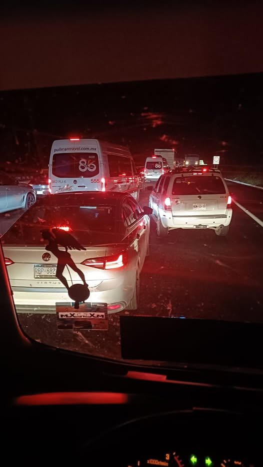 DigitaMorelos's tweet image. ✅ #Entérate | 🟠 Cierre parcial esta noche en la Autopista México-Cuernavaca 🟠
🚧 ¡Precaución automovilistas!
Se registra reducción de carriles a la altura del km 71, dirección Cuernavaca, debido a un accidente en el que un vehículo impactó contra el muro central.