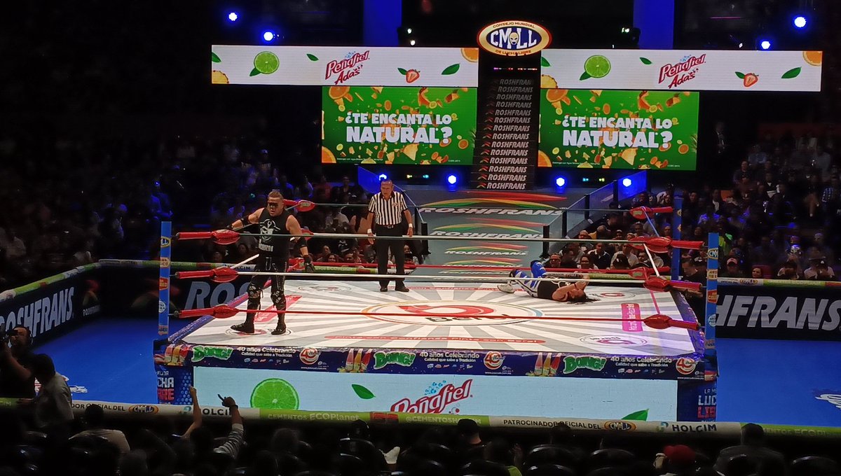 mas_lucha's tweet photo. Victoria de Felino en la segunda batalla del #ViernesEspectacularCMLL luego de que Rey Bucanero le conectará un faul frente al referee.
#FridayNightWars https://t.co/jeBX3MFk0S